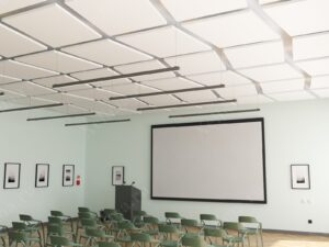 Акустические потолочные панели из минераловатной ваты в виде островной конструкции параллелограмм в классе